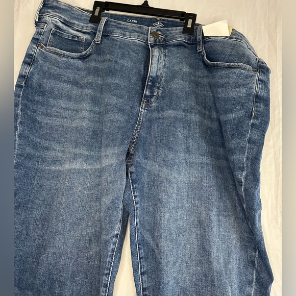 St John’s Bay Women’s Blue Denim Capri with Pockets  size 24W New With Tags - Picture 2 of 12